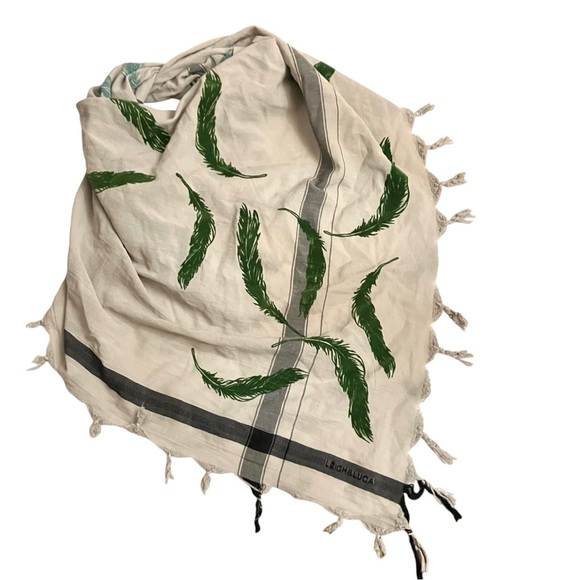 Leigh & Luca New York Velvet Embossed Leaf‎ Triangle Scarf - Picture 1 of 4